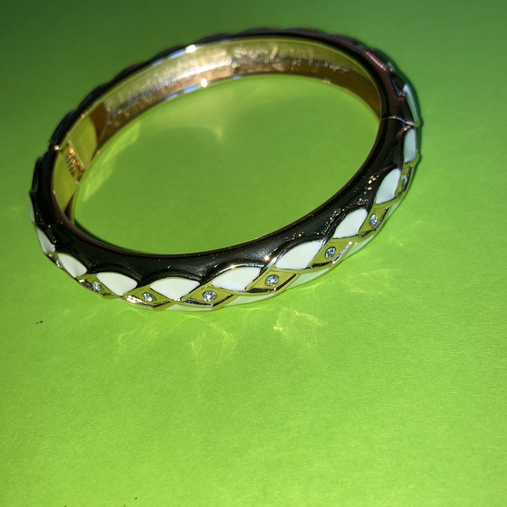 NWOT SEQUIN hinged bracelet, gt w/rhinestones in diamond shapes w/wh enamel $20 - Picture 5 of 5